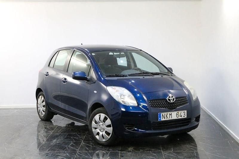Mörkblå Begagnad 2007 Toyota Yaris Halvkombi | 49 900 kr (Marknadspris) - Bild 1/4
