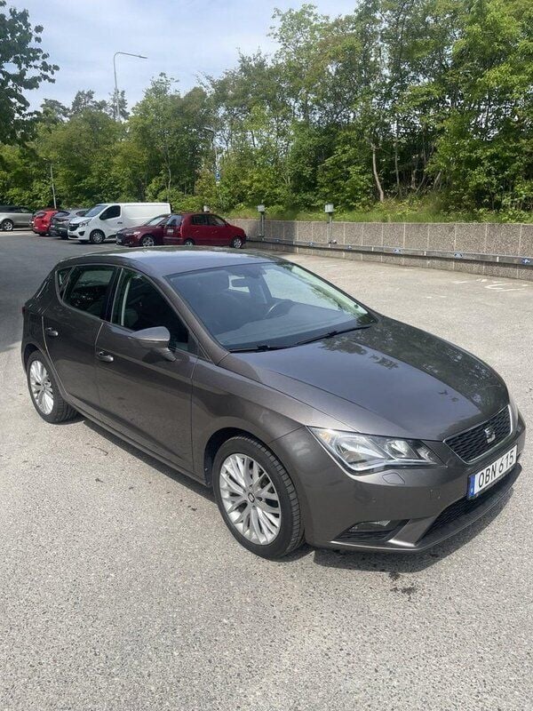Grå Begagnad 2016 Seat Leon Style Halvkombi | 105 000 kr (Marknadspris) - Bild 1/4