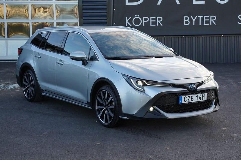 Silver (precious silver metallic) Begagnad 2022 Toyota Corolla Edition Kombi | 249 000 kr - Bild 1/4