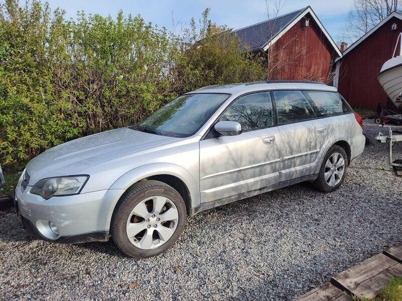 Silver Begagnad 2005 Subaru Outback SUV | 34 000 kr (Bra pris) - Bild 1/4
