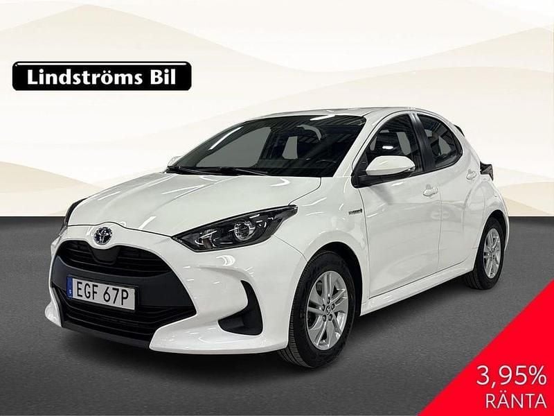Vit Begagnad 2021 Toyota Yaris Hybrid Active Halvkombi | 209 900 kr (Marknadspris) - Bild 1/3
