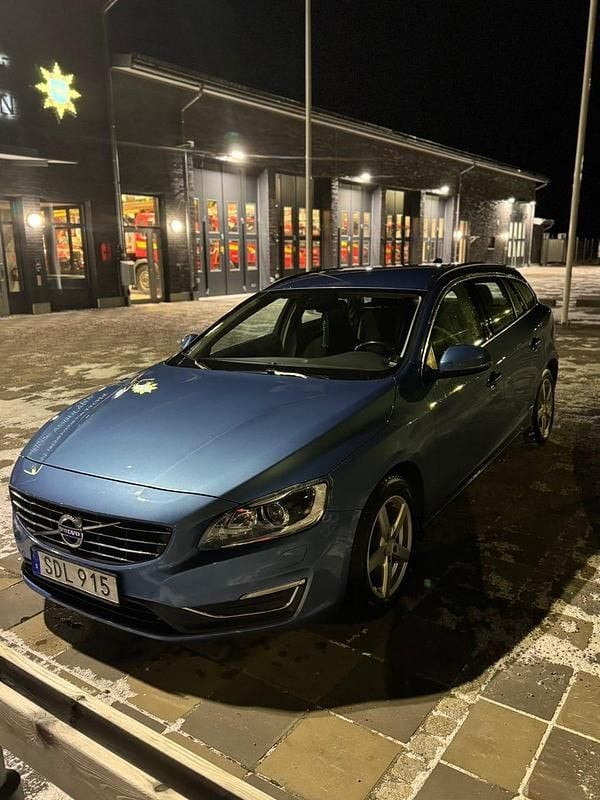 Begagnad 2015 Volvo V60 Momentum Kombi | 130 000 kr - Bild 1/4