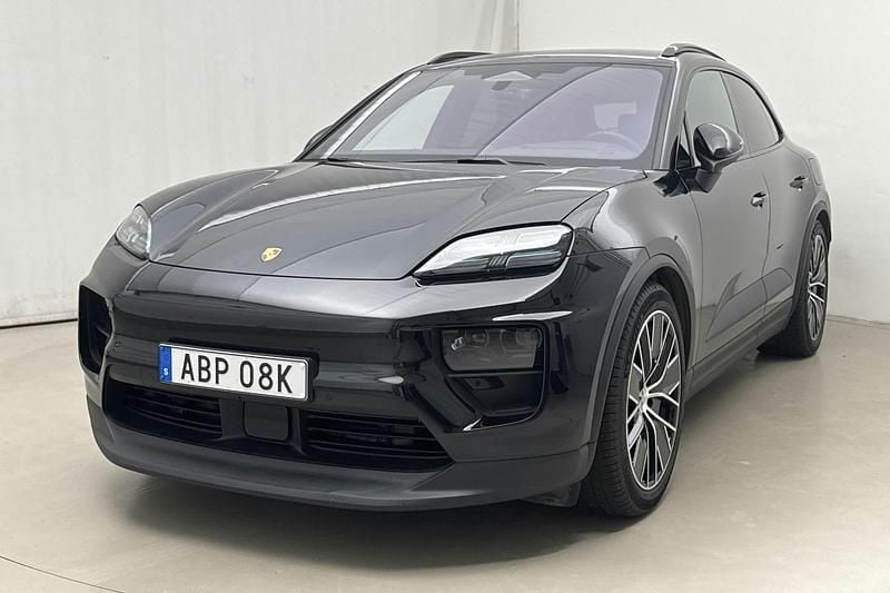 Svart Begagnad 2025 Porsche Macan Sport SUV | 1 000 000 kr - Bild 1/4