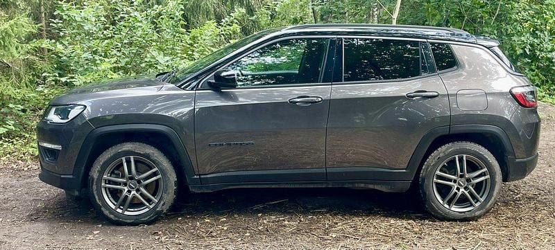 Grå Begagnad 2020 Jeep Compass SUV | 229 900 kr (Marknadspris) - Bild 1/4