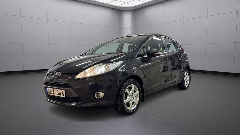 Svart Begagnad 2010 Ford Fiesta Titanium Halvkombi | 48 900 kr (Marknadspris) - Bild 1/4