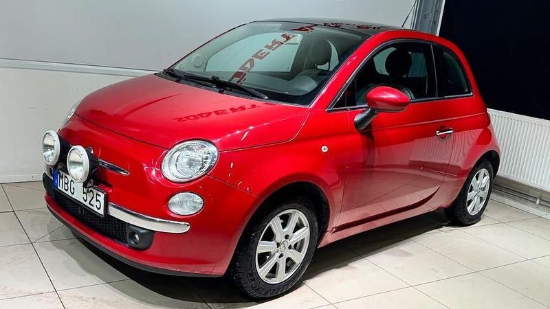 Begagnad Fiat 500 Lounge 69 HK (50 kW) 2011 Röd Halvkombi