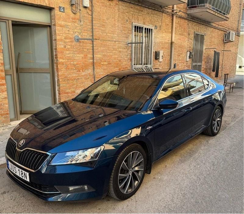 Blå Begagnad 2019 Skoda Superb Business Line Halvkombi | 219 000 kr (Marknadspris) - Bild 1/4