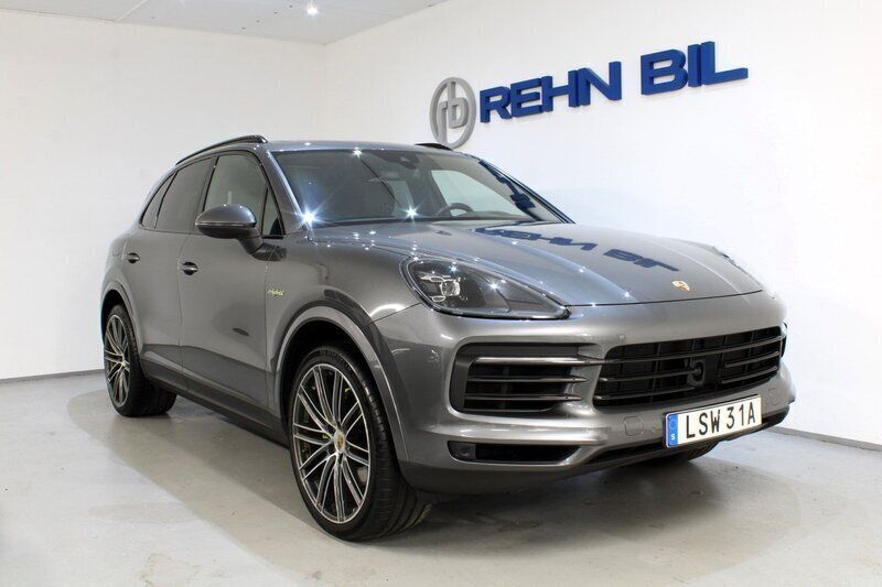 Grå Begagnad 2020 Porsche Cayenne SUV | 729 000 kr (Marknadspris) - Bild 1/4