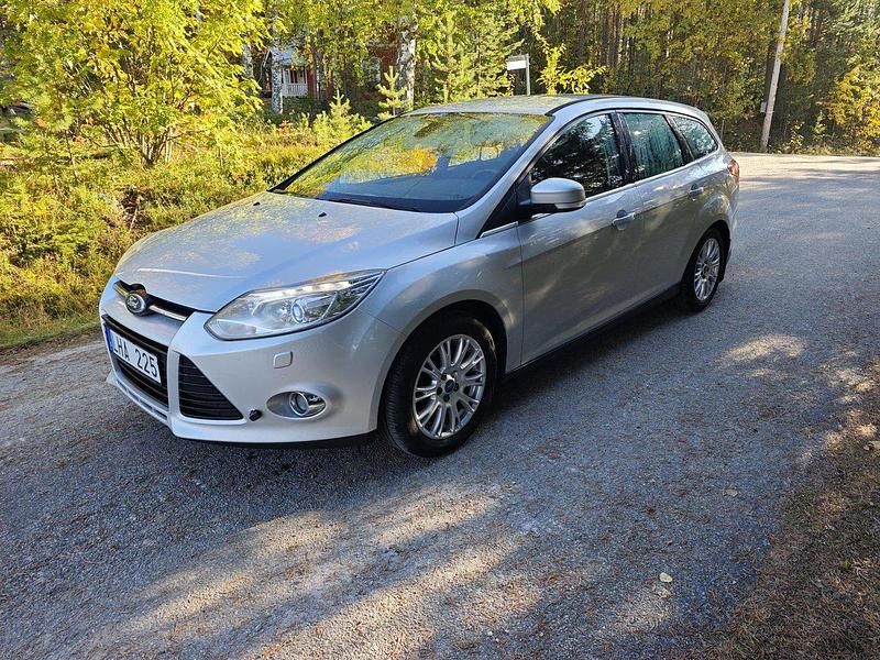 Grå Begagnad 2012 Ford Focus Titanium Kombi | 30 000 kr (Marknadspris) - Bild 1/4