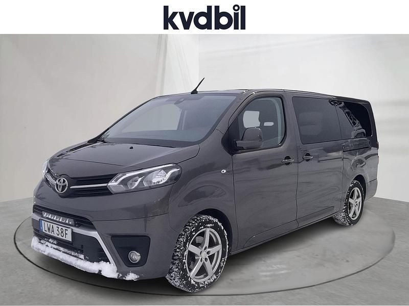 Grå Begagnad 2023 Toyota Proace Verso Kombi | 220 000 kr - Bild 1/3