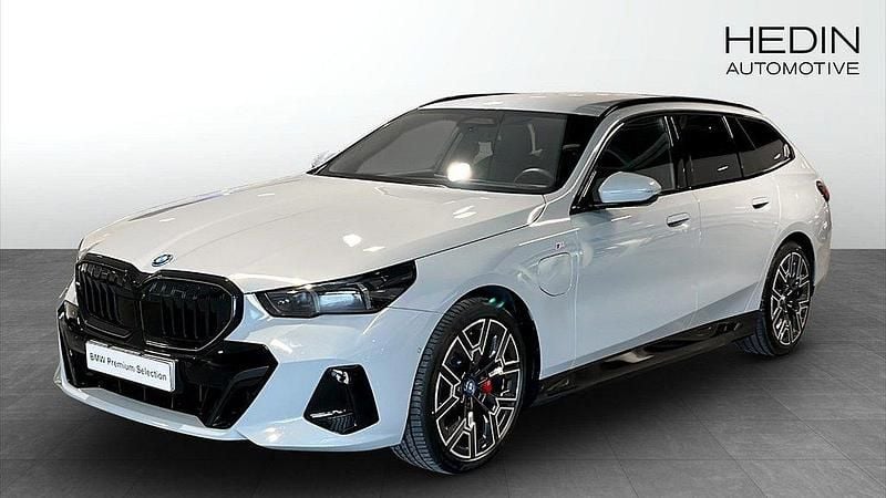 Grå Begagnad 2024 BMW 530e M Sport Kombi | 738 700 kr (Marknadspris) - Bild 1/4