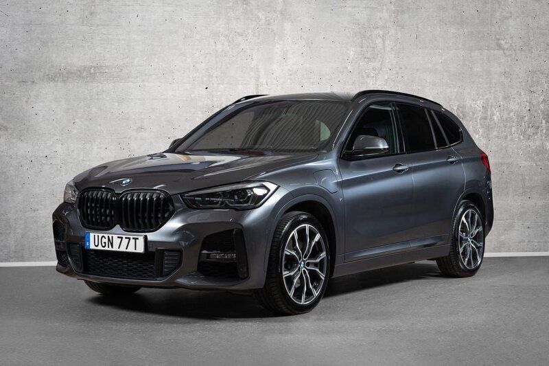 Grå Begagnad 2021 BMW X1 M Sport SUV | 329 900 kr (Dyr) - Bild 1/4