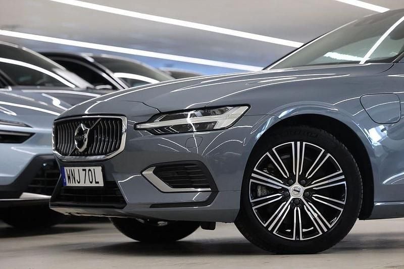 Begagnad Volvo V60 Core 350 HK (257 kW) 2022 Grå Kombi