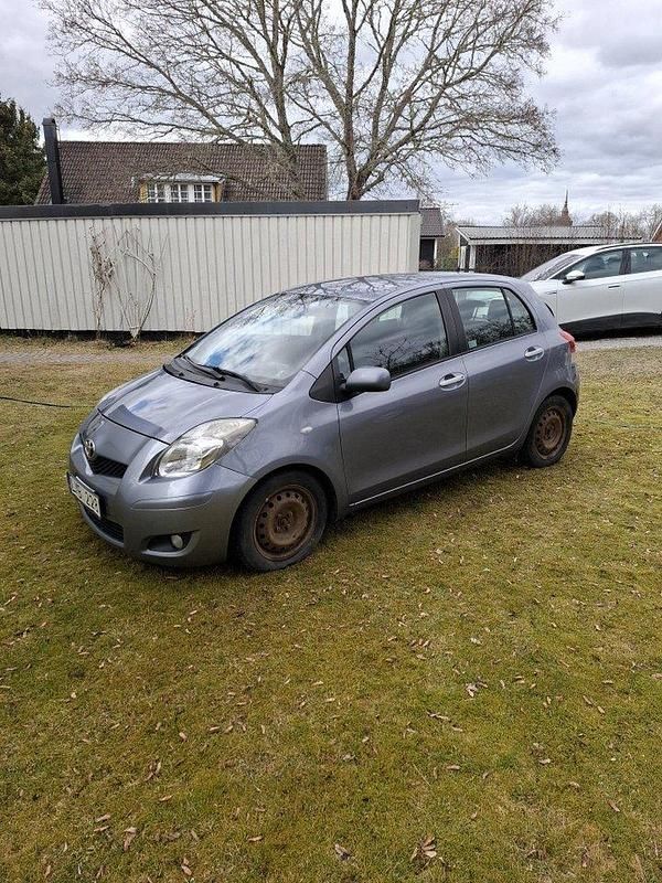 Blå Begagnad 2011 Toyota Yaris Halvkombi | 35 000 kr (Bra pris) - Bild 1/4