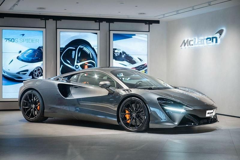 Grå Begagnad 2022 McLaren Artura Sportkupé | 2 295 000 kr - Bild 1/4