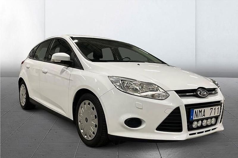 Vit Begagnad 2013 Ford Focus Trend Halvkombi | 78 800 kr (Marknadspris) - Bild 1/3