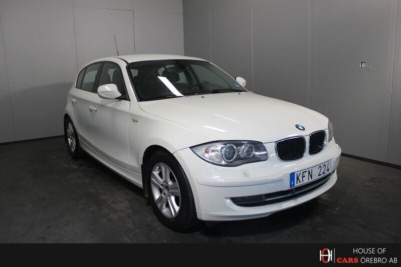 Vit Begagnad 2010 BMW 118 Advantage Halvkombi | 54 900 kr (Marknadspris) - Bild 1/4