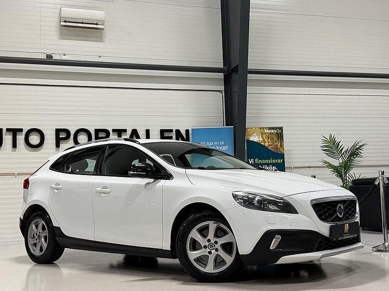 Begagnad Volvo V40 Momentum 114 HK (83 kW) 2013 Vit Halvkombi