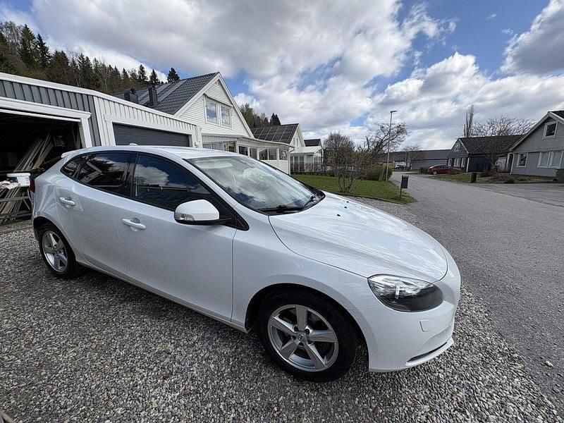 Vit Begagnad 2017 Volvo V40 Kinetic Kombi | 105 000 kr (Bra pris) - Bild 1/4