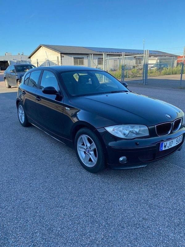 Svart Begagnad 2005 BMW 116 Advantage Halvkombi | 37 500 kr (Marknadspris) - Bild 1/4
