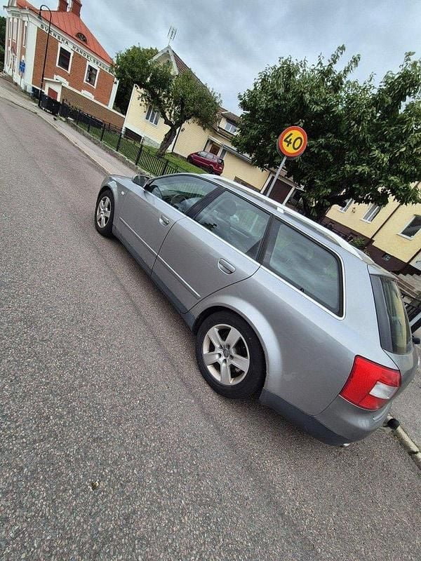 Grå Begagnad 2004 Audi A4 Comfort Kombi | 17 000 kr (Marknadspris) - Bild 1/3