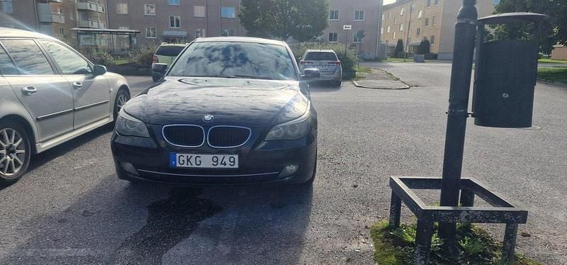 Svart Begagnad 2008 BMW 520 Sedan | 65 000 kr (Marknadspris) - Bild 1/4