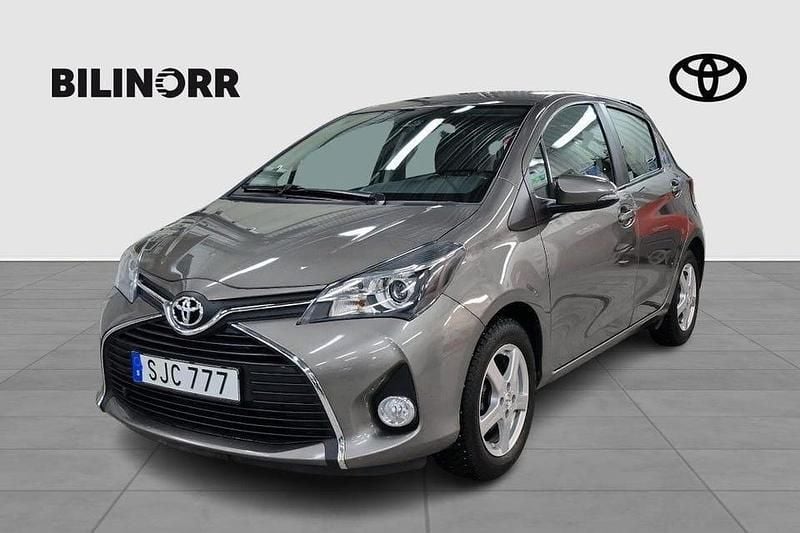 Grå Begagnad 2016 Toyota Yaris Active Halvkombi | 129 900 kr (Marknadspris) - Bild 1/4