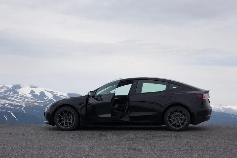 Begagnad 2022 Tesla Model 3 Standard Range Sedan | 150 000 kr (Marknadspris) - Bild 1/3