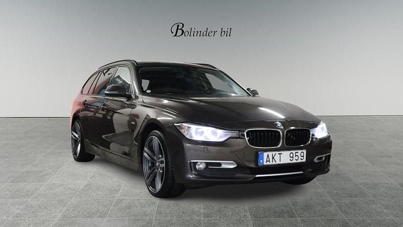 Brun Begagnad 2013 BMW 320 Kombi | 118 900 kr (Lite dyr) - Bild 1/4