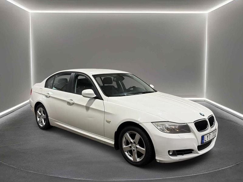 Vit Begagnad 2011 BMW 318 Comfort Edition Sedan | 79 900 kr (Superpris) - Bild 1/4