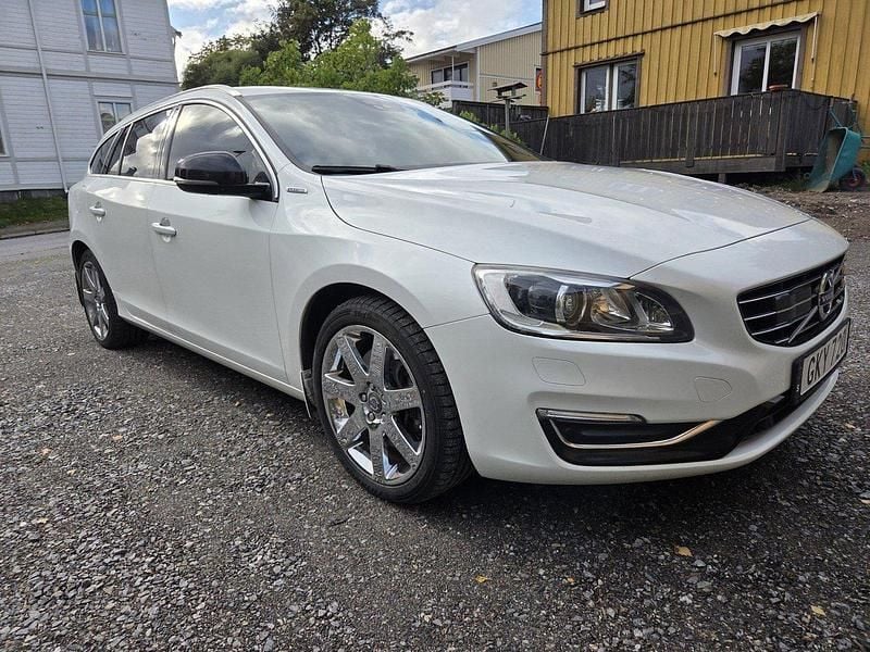 Vit Begagnad 2015 Volvo V60 Summum Kombi | 125 000 kr (Superpris) - Bild 1/4