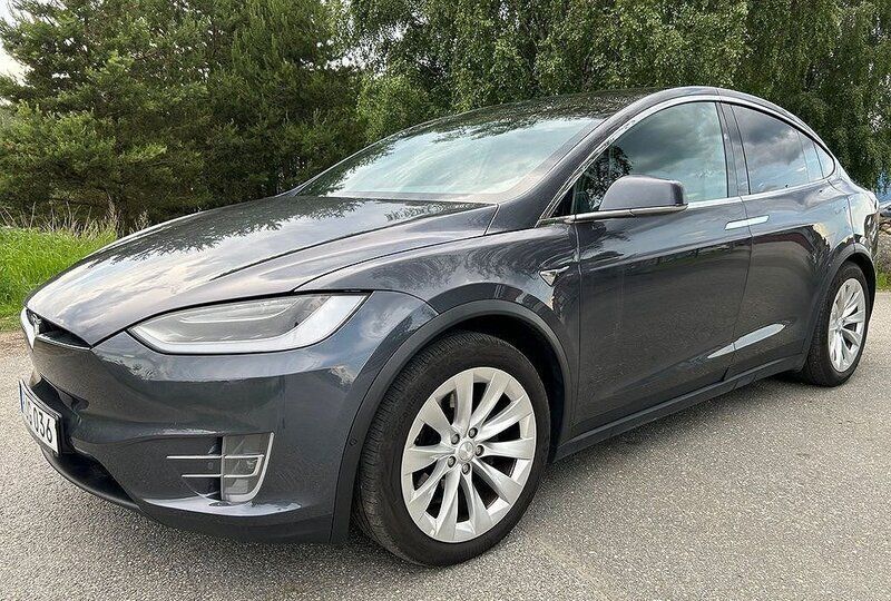 Grå Begagnad 2018 Tesla Model X Long Range SUV | 265 000 kr - Bild 1/4