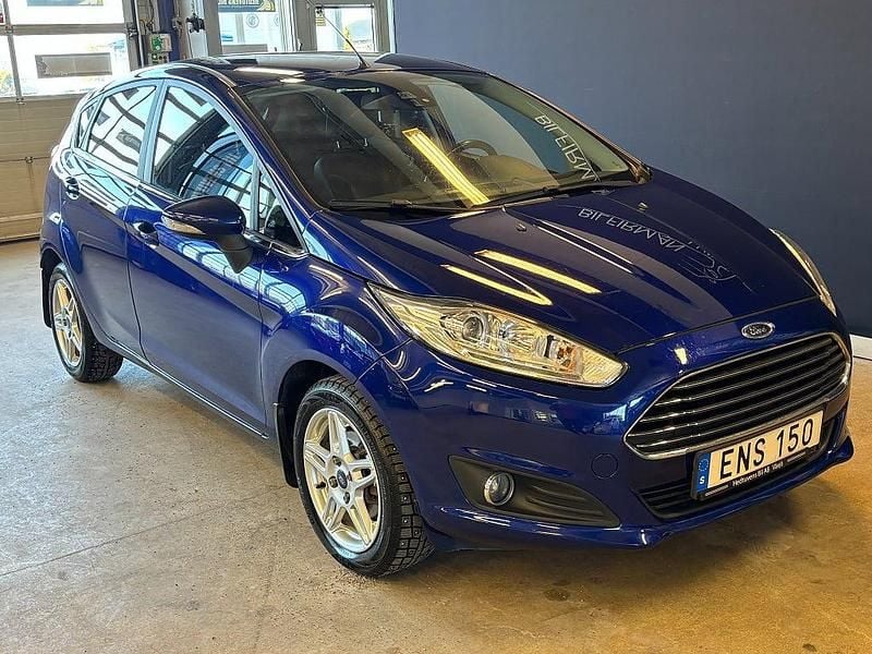 Begagnad Ford Fiesta Titanium 80 HK (58 kW) 2015 Blå Halvkombi