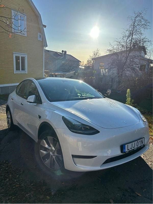 Vit Begagnad 2023 Tesla Model Y Long Range AWD SUV | 369 000 kr (Superpris) - Bild 1/4