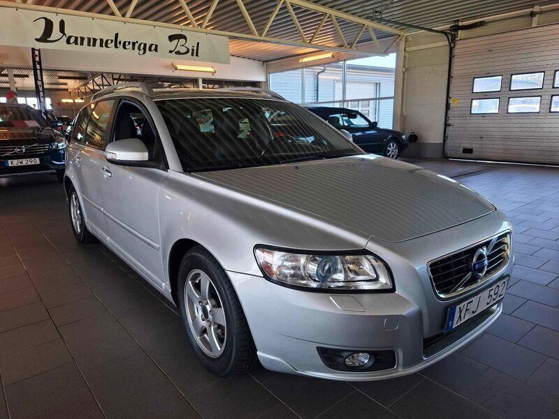 Ljusgrå Begagnad 2012 Volvo V50 Momentum Kombi | 64 500 kr (Lite dyr) - Bild 1/4
