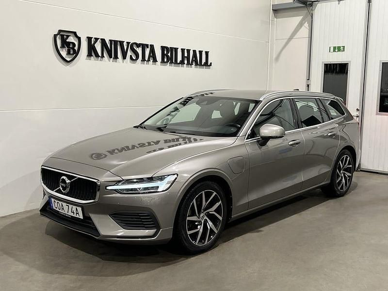 Grå Begagnad 2020 Volvo V60 Kombi | 228 900 kr (Marknadspris) - Bild 1/4