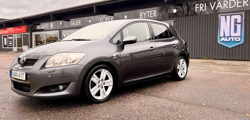 Grå Begagnad 2007 Toyota Auris Halvkombi | 39 900 kr (Marknadspris) - Bild 1/4