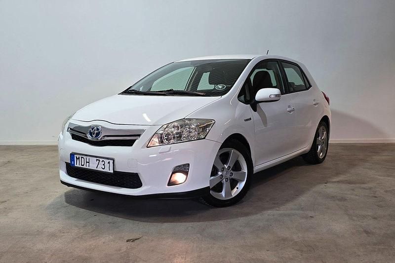 Vit Begagnad 2011 Toyota Auris Hybrid Premium Halvkombi | 108 800 kr (Marknadspris) - Bild 1/3