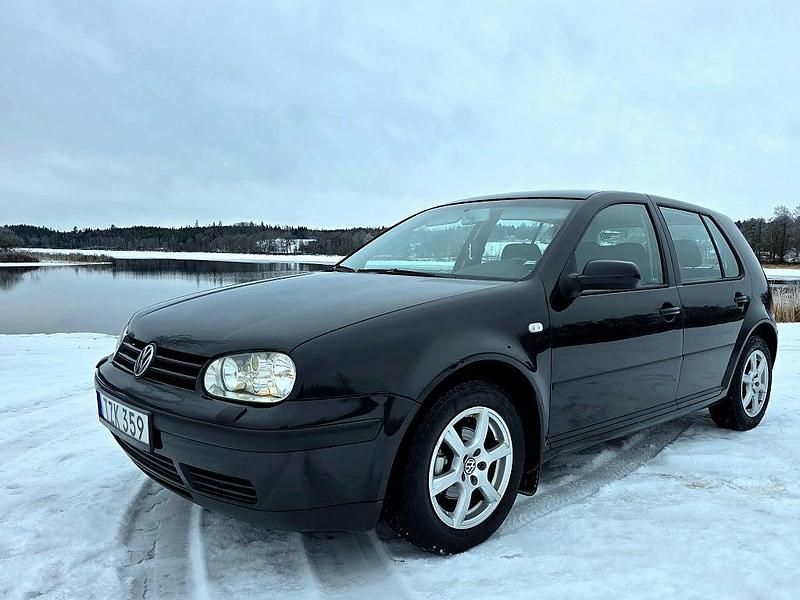Begagnad VW Golf IV Trendline 105 HK (77 kW) 2002 Svart Halvkombi
