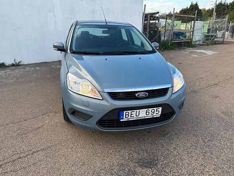 Grå Begagnad 2008 Ford Focus Halvkombi | 37 900 kr (Marknadspris) - Bild 1/4
