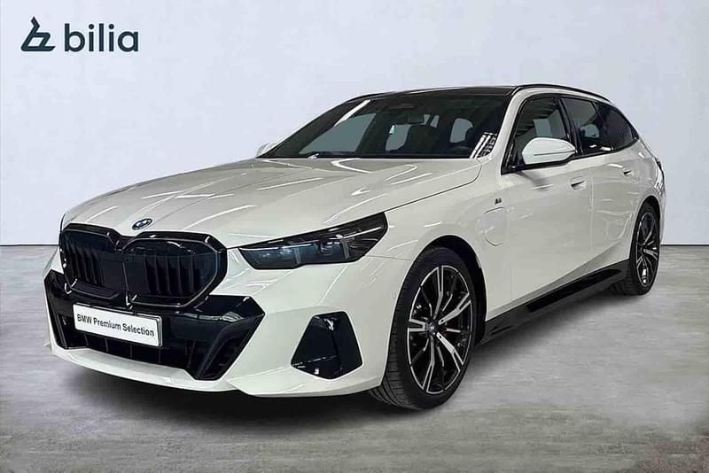 Vit Begagnad 2025 BMW 530e Kombi | 719 900 kr - Bild 1/1
