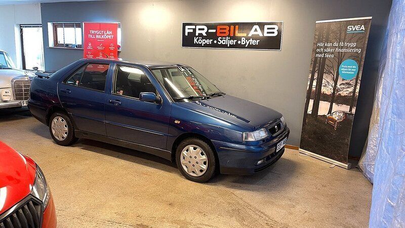 Mörkblå Begagnad 1997 Seat Toledo SE Halvkombi | 22 900 kr - Bild 1/4