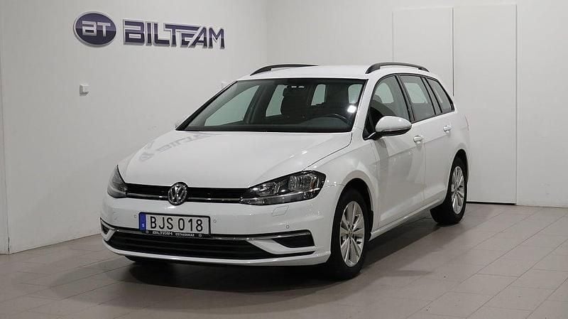Pure white Begagnad 2018 VW Golf VII Kombi | 138 900 kr (Marknadspris) - Bild 1/4