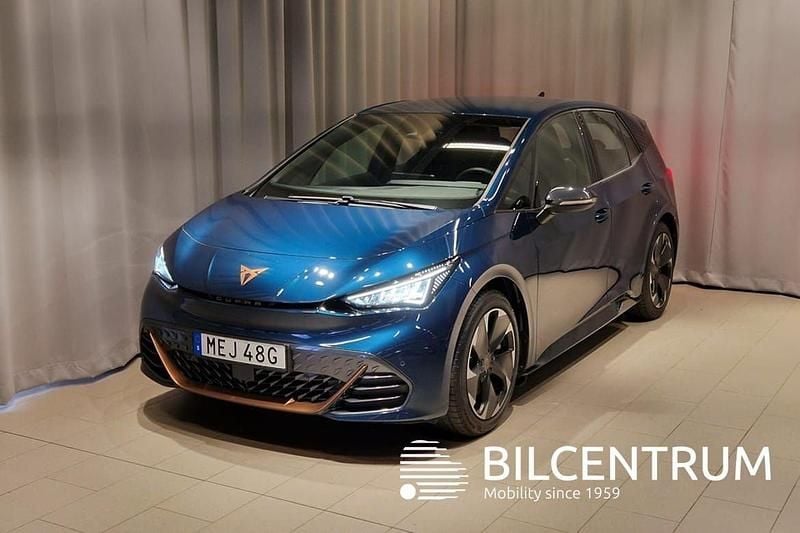 Mörkblå (blå) Begagnad 2024 Cupra Born e-Boost Halvkombi | 289 900 kr (Marknadspris) - Bild 1/4