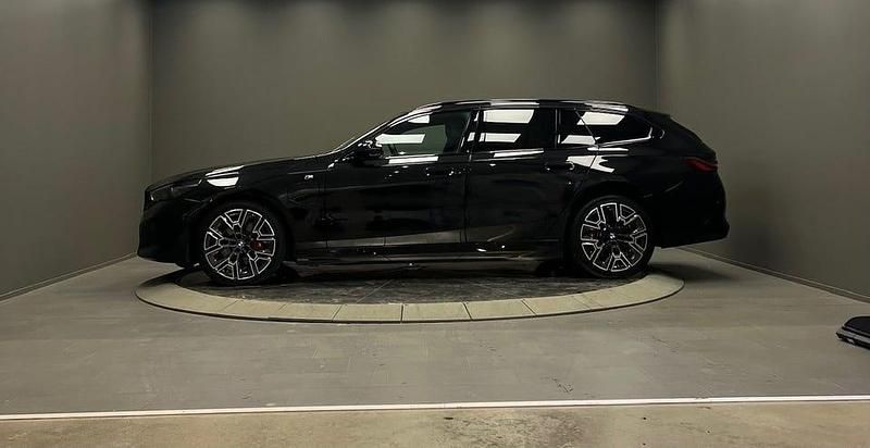 Begagnad BMW 550 Comfort Edition 490 HK (360 kW) 2025 Black sapphire metallic