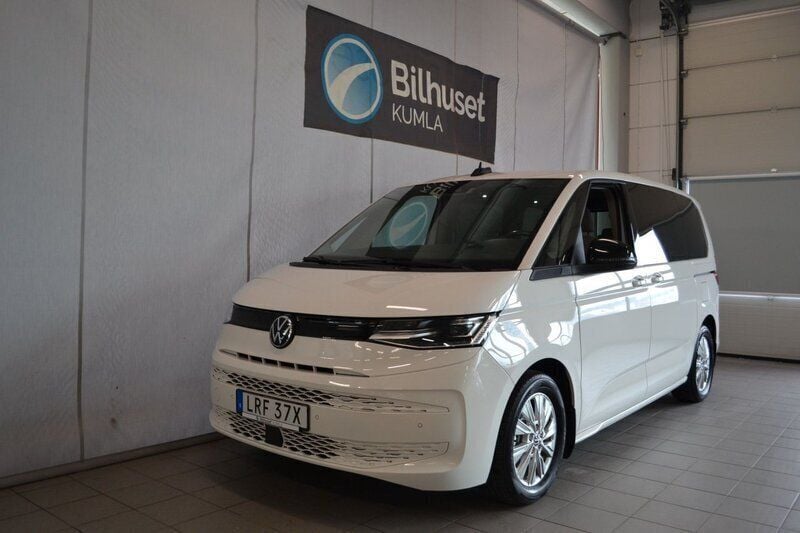 Vit Begagnad 2023 VW Multivan Minibuss | 598 750 kr (Superpris) - Bild 1/4
