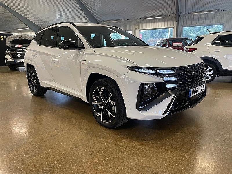Vit Begagnad 2024 Hyundai Tucson N Line SUV | 399 000 kr (Marknadspris) - Bild 1/1