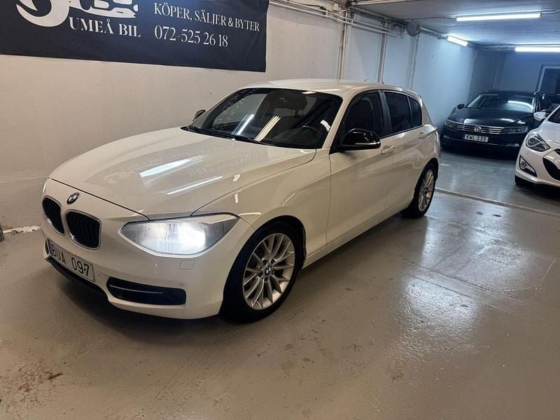 Vit Begagnad 2012 BMW 118 Sport Line Halvkombi | 89 900 kr (Marknadspris) - Bild 1/4