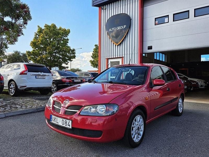 Röd Begagnad 2003 Nissan Almera Halvkombi | 29 900 kr - Bild 1/4