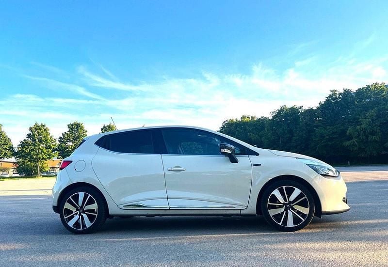 Vit Begagnad 2016 Renault Clio IV Halvkombi | 97 000 kr (Marknadspris) - Bild 1/4